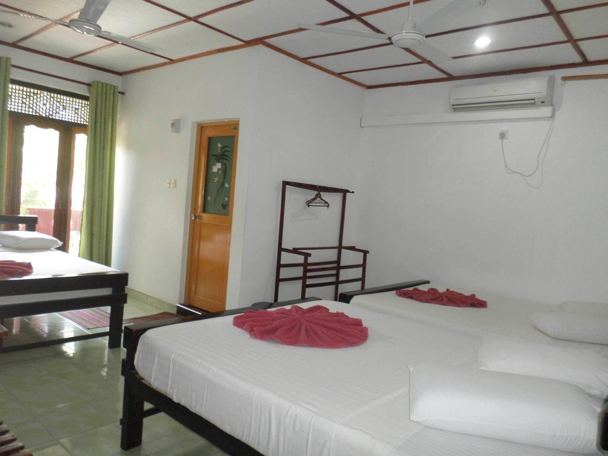 Thilaka City Hotel Анурадхапура Екстериор снимка