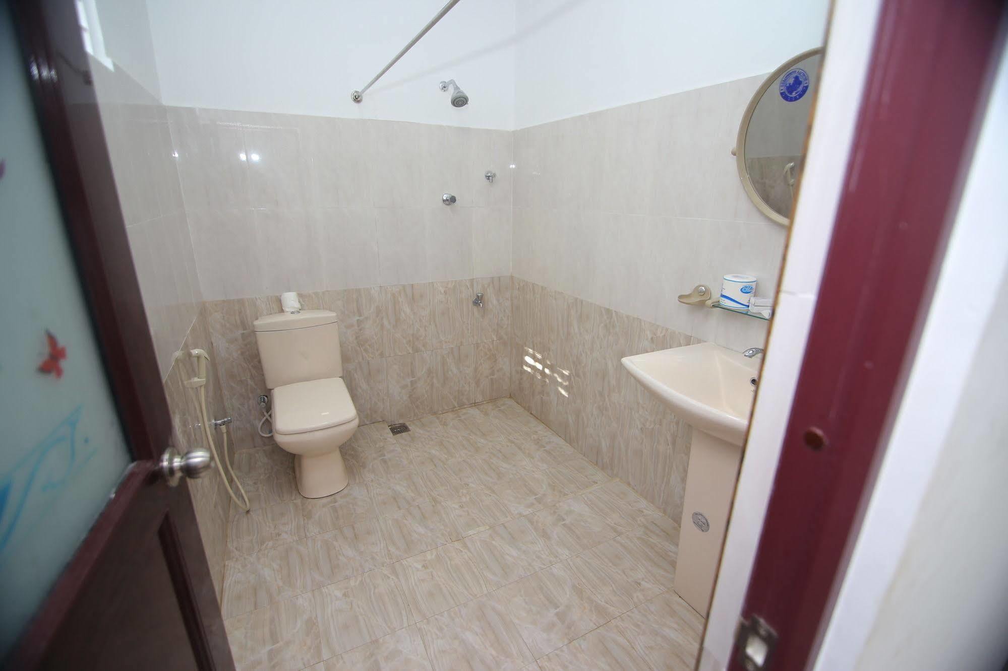 Thilaka City Hotel Анурадхапура Екстериор снимка
